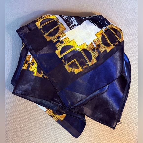 Accessories - Luxurious Scarf with Geometric Bold Pattern